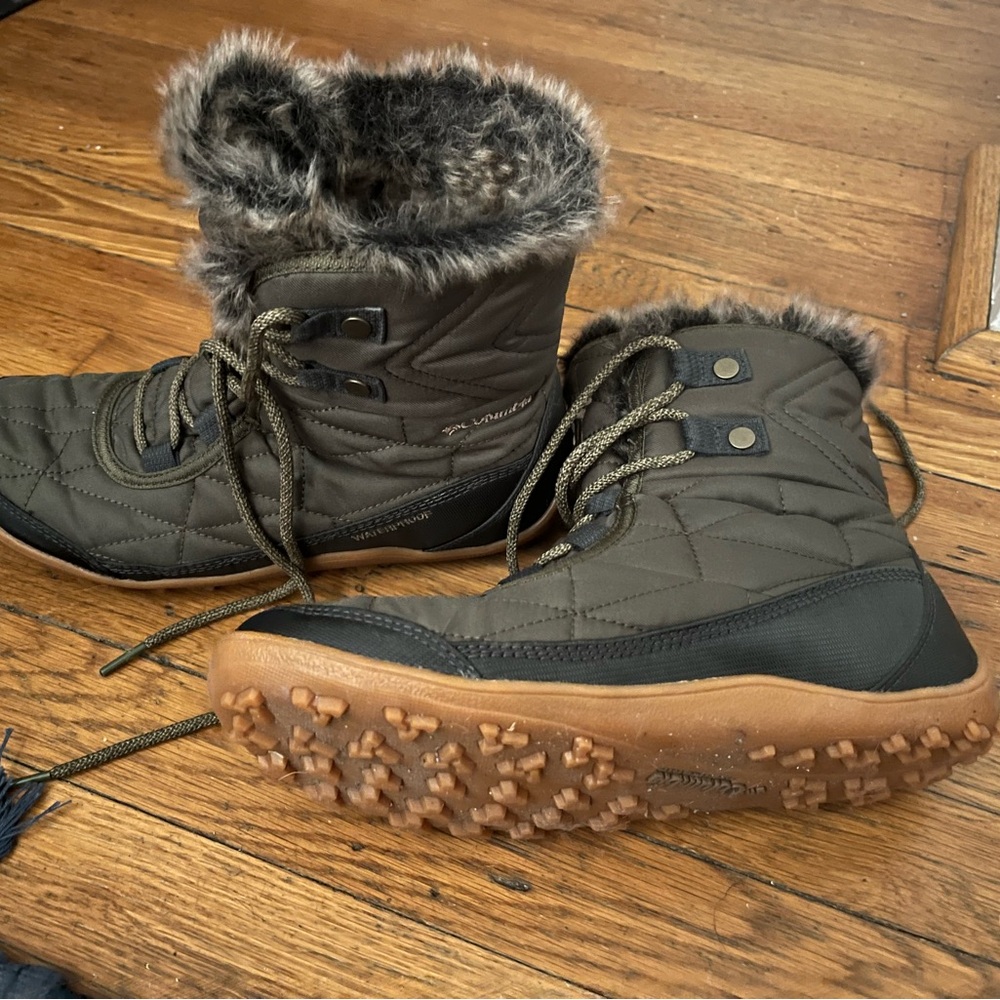 Columbia Women's Green Snow Boots